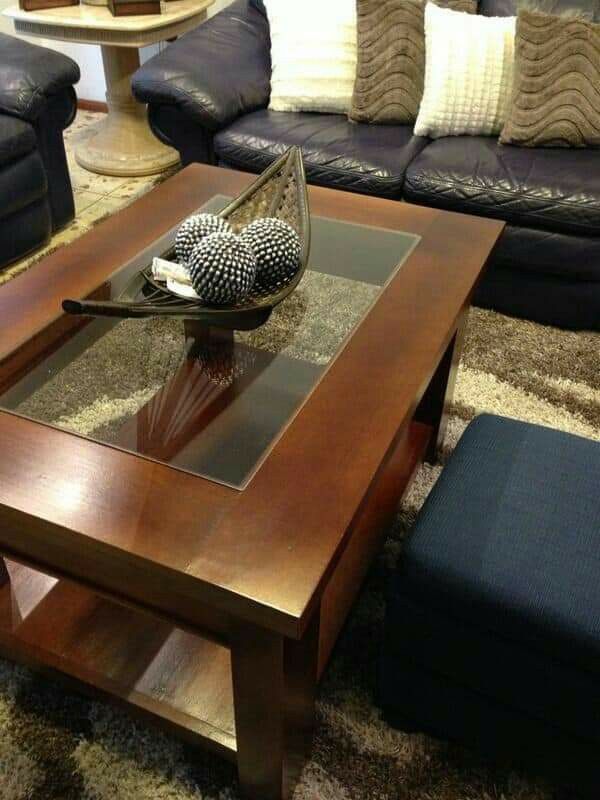 Table Basse Design : Bois Massif et Plateau Vitré pour un Style Contemporain