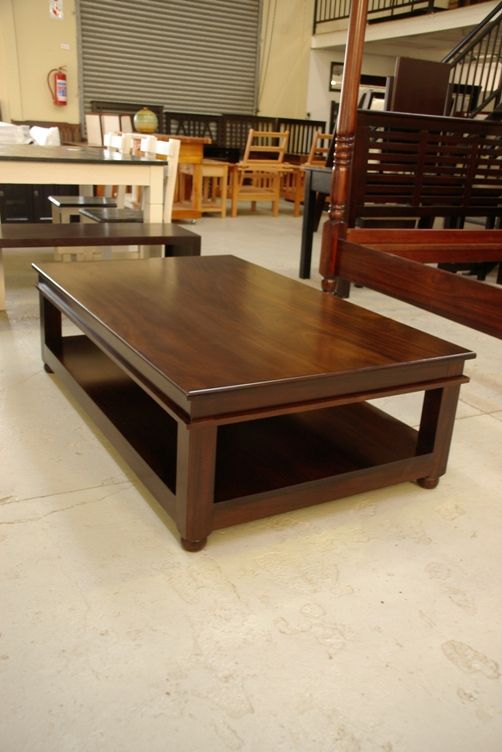 Table Basse Design : Bois Massif et Plateau Vitré pour un Style Contemporain