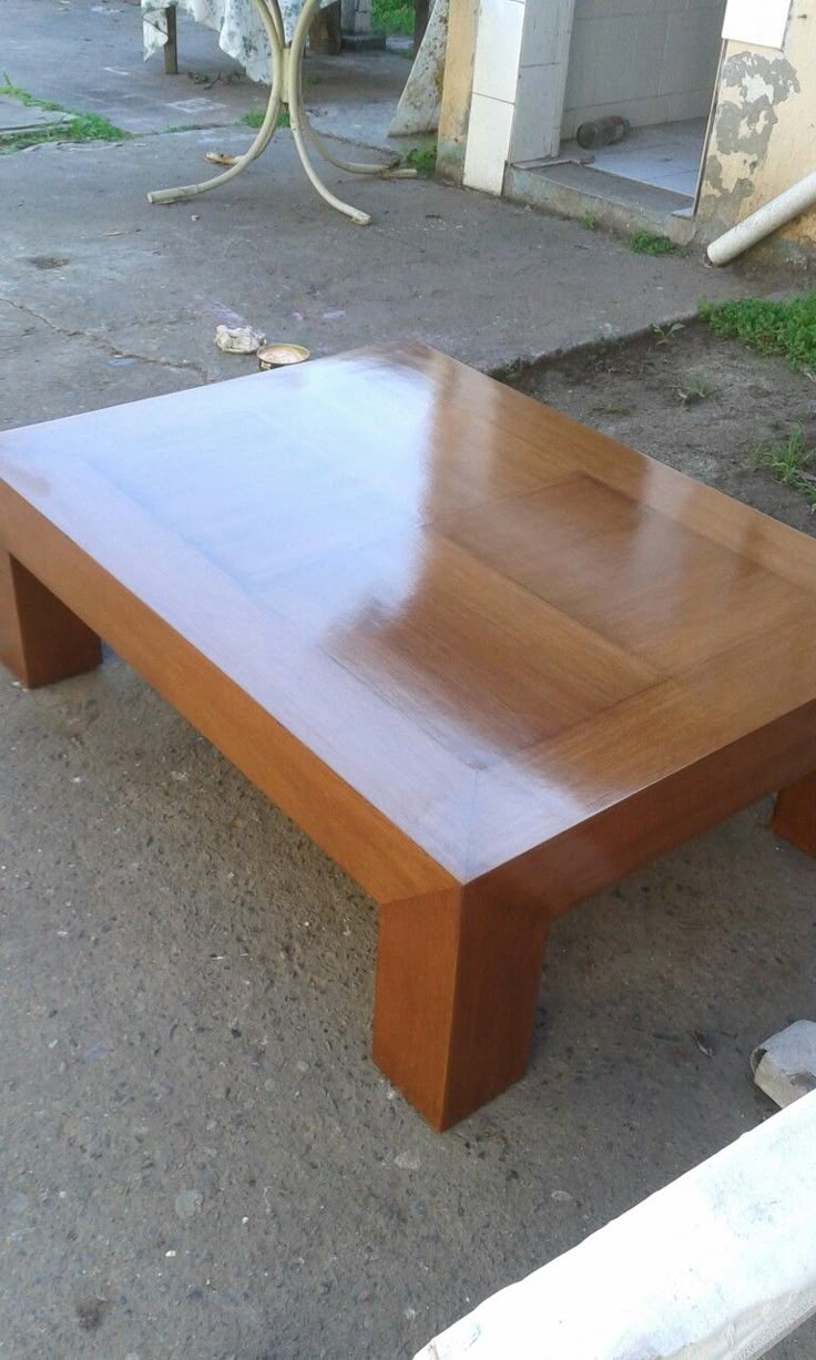Table Basse Design : Bois Massif et Plateau Vitré pour un Style Contemporain